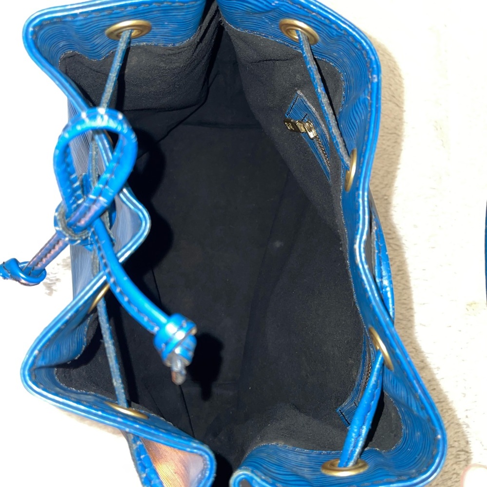 Louis Vuitton Epi Noe Bucket Bag in Blue with Drawstring - Picture 7 of 12